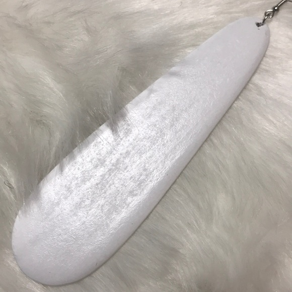 Long white wooden shaped earrings - Picture 2 of 3
